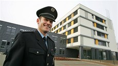 Policista ped budovou Krajského editelství policie Karlovarského kraje.