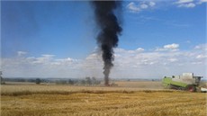 U Vlic na Jesenicku zaal hoet zemdlský stroj a plameny následn peskoily...