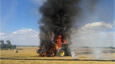 U Vl�ic na Jesenicku za�al ho�et zem�d�lský stroj a plameny následn� p�esko�ily...
