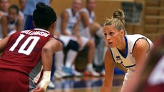 Barbora Emmelová z Karlových Var v duelu s Washigton State University.