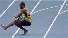 OSLAVA. Usain Bolt slaví své osmé svtové zlato. Kozákem.