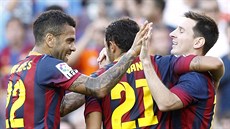 Fotbalisté Barcelony slaví gól proti Levante. Zprava Lionel Messi, Adriano a...