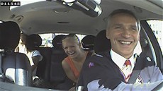 KAM TO BUDE? Norský premiér Jens Stoltenberg si na jeden den vyzkou�el práci