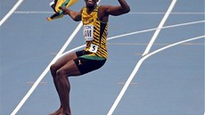 VÍT�ZNÝ TANEC. Usain Bolt po svém t�etím zlatu v Moskv� tan�il ruského kozá�ka. 