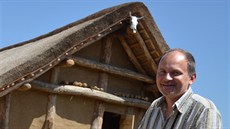�editel archeoparku ve V�estarech Radomír Tichý u prav�kého obydlí