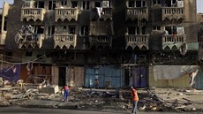 Obyvatelé bagdádské tvrti Shaab uklízejí následky pumového výbuchu ped...