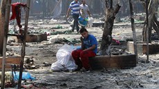 Egyptský chlapec sedí v ruinách tábora poblí meity Rábaa al-Adavíja (15.