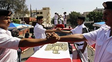 Egypttí policisté na pohbu vzdávají hold svým kolegm, kteí zahynuli pi...