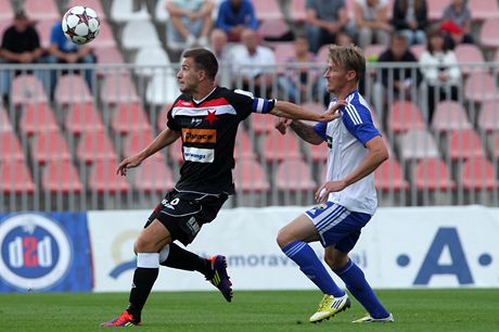 Marek Heinz (vpravo) v ligovém utkání proti Slavii.