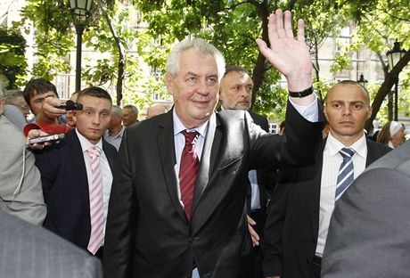 Prezident Milo Zeman pichází na výstavu poádanou Jazzovou sekcí, kterou si...