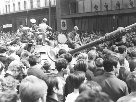 Okupace Brna 1968: Sovttí vojáci posedávali u nádraí na stee tanku