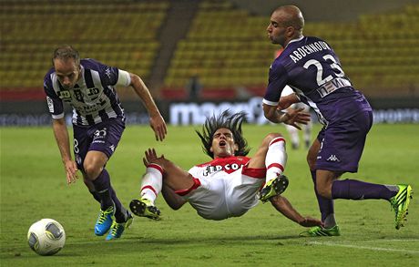 MÁ PADÁKA. Falcao z Monaka padá na trávník v souboji  s Didotem a Abdennourem