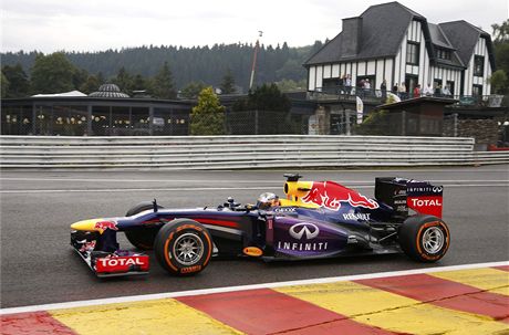 PED VYHLÍDKOU. Sebastian Vettel s vozem Red Bull v tréninku Velké ceny Belgie