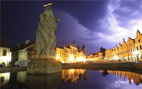 Zatímco íntí turisté obdivovali historické centrum Tele, jejich maarský idi je okrádal o osobní vci, které nechali na sedadlech mikrobusu. Ilustraní snímek