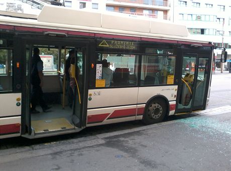 Pachatel vyrazil hasicím pístrojem díru do skla u pedních dveí trolejbusu.