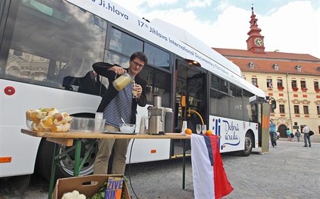 Marek Hovorka pi pedstavování speciálního festivalového trolejbusu na jihlavském námstí.