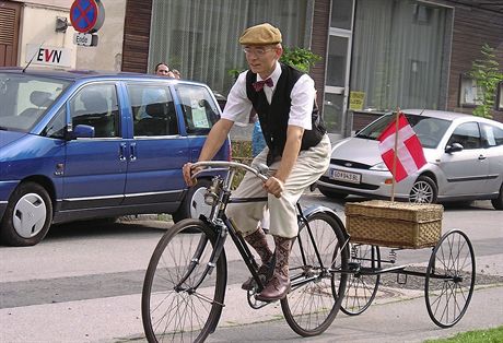 Martin Kadlec vyjídí na akce napíklad na tomto historickém kole s odpruenou...