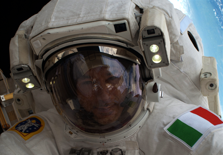 Italsk astronaut Luca Parmitano zail bhem vstupu do vesmru (EVA)...