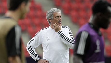 Trenér José Mourinho na tvrtením tréninku Chelsea v edenu.