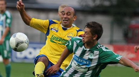 Zlínský Tomá Polách (vlevo) v souboji s Jiím Sukem ze stíkovských Bohemians.