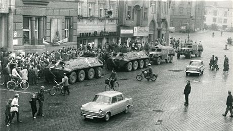 Kolona sovtskch vojk, kter 25. srpna 1968 projdla Prostjovem a veer...