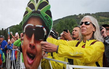 JSI NEJLEPÍ. Americká fanynka s kartonovou hlavou slovenského cyklisty Petera...