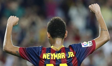 Brazilec Neymar se raduje ze sv prvn trofeje v dresu Barcelony. Jeho tm...