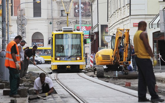 Tramvaje opt zaaly jezdit ásten zrekonstuovanou Preovskou ulicí v centru...