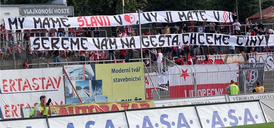 Slávistití fanouci s transparentem pi utkání proti Znojmu.