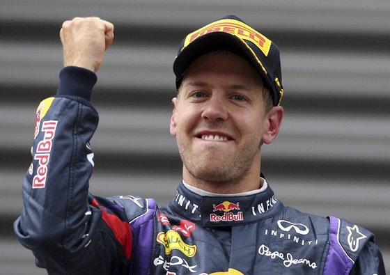 VÍTZNÉ GESTO. Sebastian Vettel slaví na pódiu své vítzství ve Velké cen