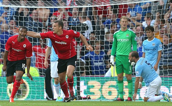 Fotbalisté Cardiffu, nováka anglické ligy, se radují z gólu do sít