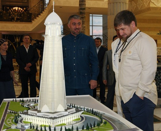 eensko staví tysetmetrový mrakodrap, Kadyrov se zemtesení nebojí