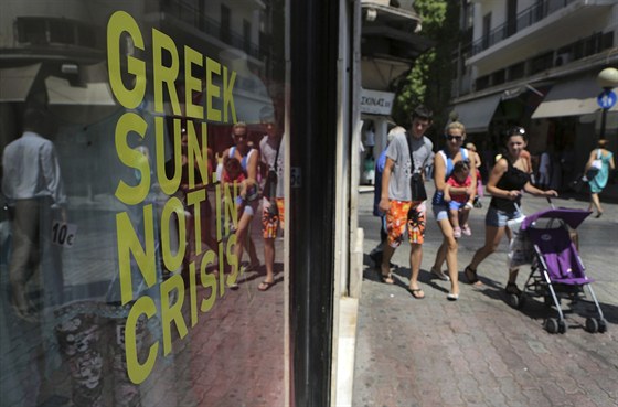 ecké slunce není v krizi, hlásá nápis na zaveném obchodu v Aténách.