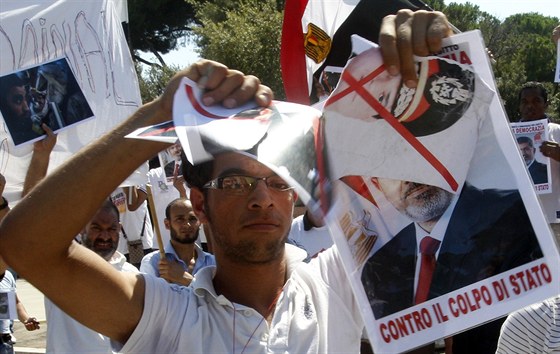Podporu sesazenému Mursímu vyjadují i lidé za hranicemi. Na snímku jeden z...
