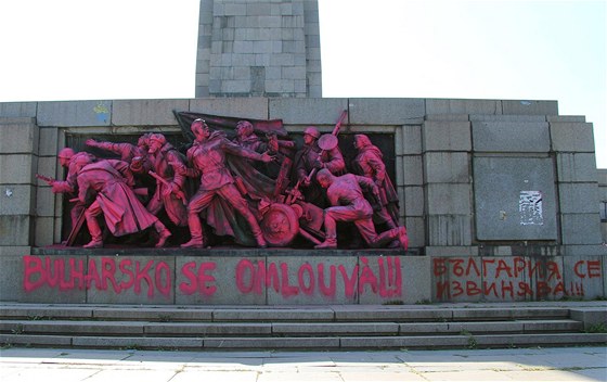 Narovo zabarvený památník Rudé armády v bulharské Sofii (21. srpna 2013)