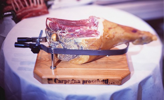 Sušená šunka prosciutto je jeden z nejslavnějších italských produktů. 
