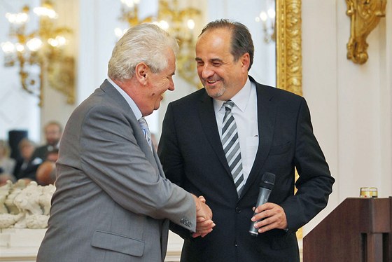 Prezident Milo Zeman a ministr zahranií Jan Kohout pi setkání eských