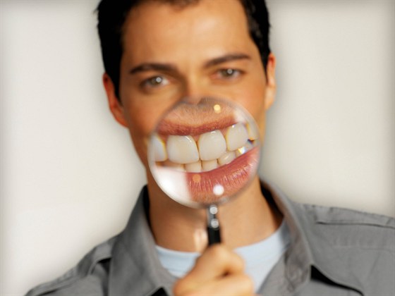 Odborníci radí itit si zuby po obd a ped kadou pracovní schzkou. Ilustraní snímek