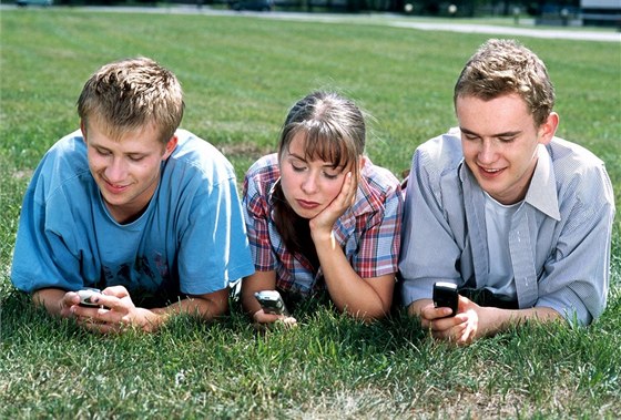 Schovejte mobilní telefon do kapsy, budete se vám lépe hovoit.