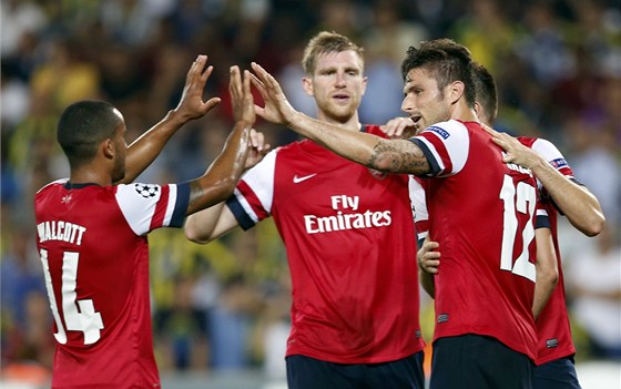 Hráči Arsenalu se radují po proměněné penaltě Oliviera Girouda (vpravo) v