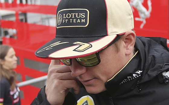 HALÓ? TO JE FERRARI? Finský závodník Kimi Räikkönen ped tréninkem Velké ceny