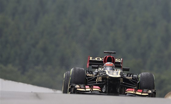 LOTUS V KOPCÍCH. Finský závodník Kimi Räikkönen pi tréninku Velké ceny Belgie