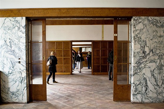 Prohlídka interiéru, navrených Adolfem Loosem, se tí v Plzni velkému zájmu.