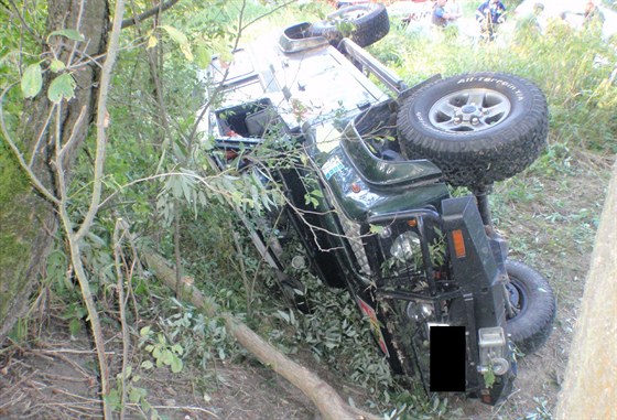 idi Land Roveru dostal ve vysoké rychlosti smyk a v protismru srazil...