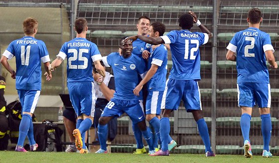JE TO TAM Liberečtí fotbalisté se proti Udine radují z druhé branky, kterou...