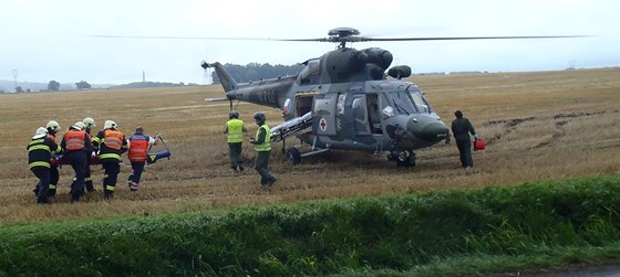 Muže se šípem v hlavě převáželi záchranáři do nemocnice vrtulníkem