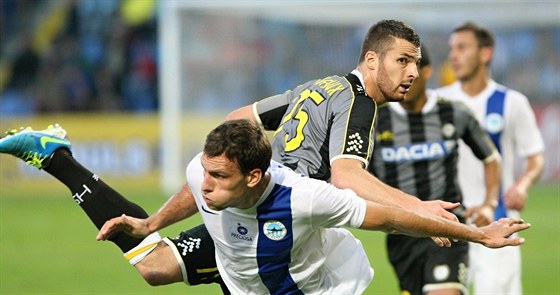 Liberecký Michael Rabuic (vlevo) v souboji s Andreou Codou z Udinese.