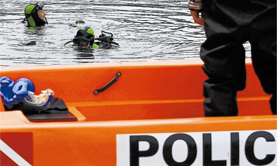 Mrtvé tělo vytáhli z Moravy přivolaní potápěči. Ilustrační snímek