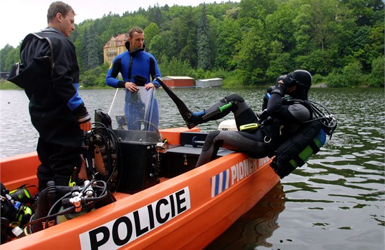 Policejní potápi nali tlo ve vod a po nkolikahodinovém hledání. Ilustraní snímek