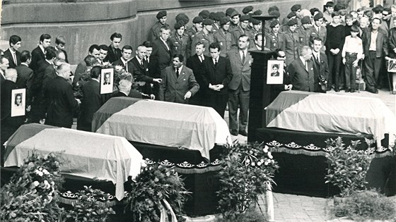 Snímek z pohřbu tří obětí střelby sovětských vojáků v Prostějově, který se...